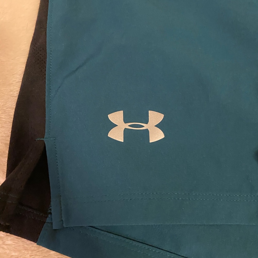 Women’s Under Armor Fitted Heat Gear Shorts - Picture 2 of 4